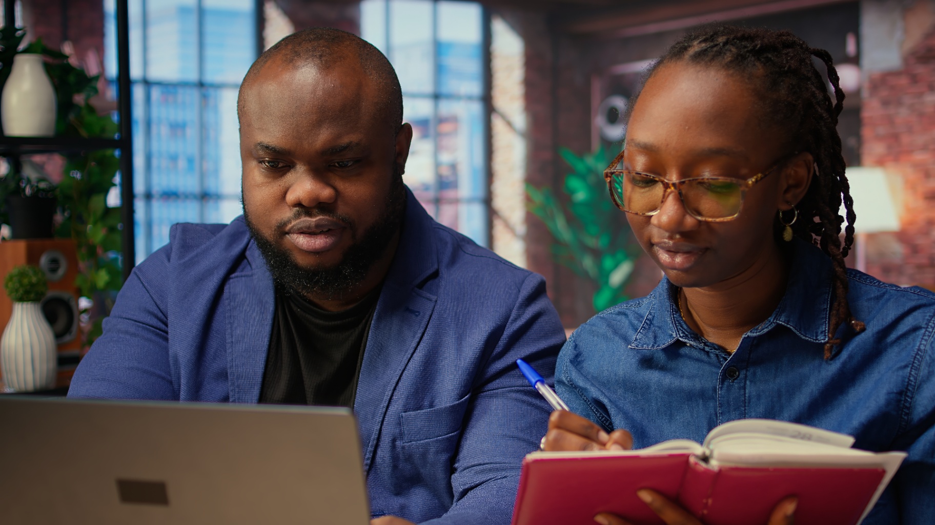 Consultant senior en session de mentorat avec une jeune consultante