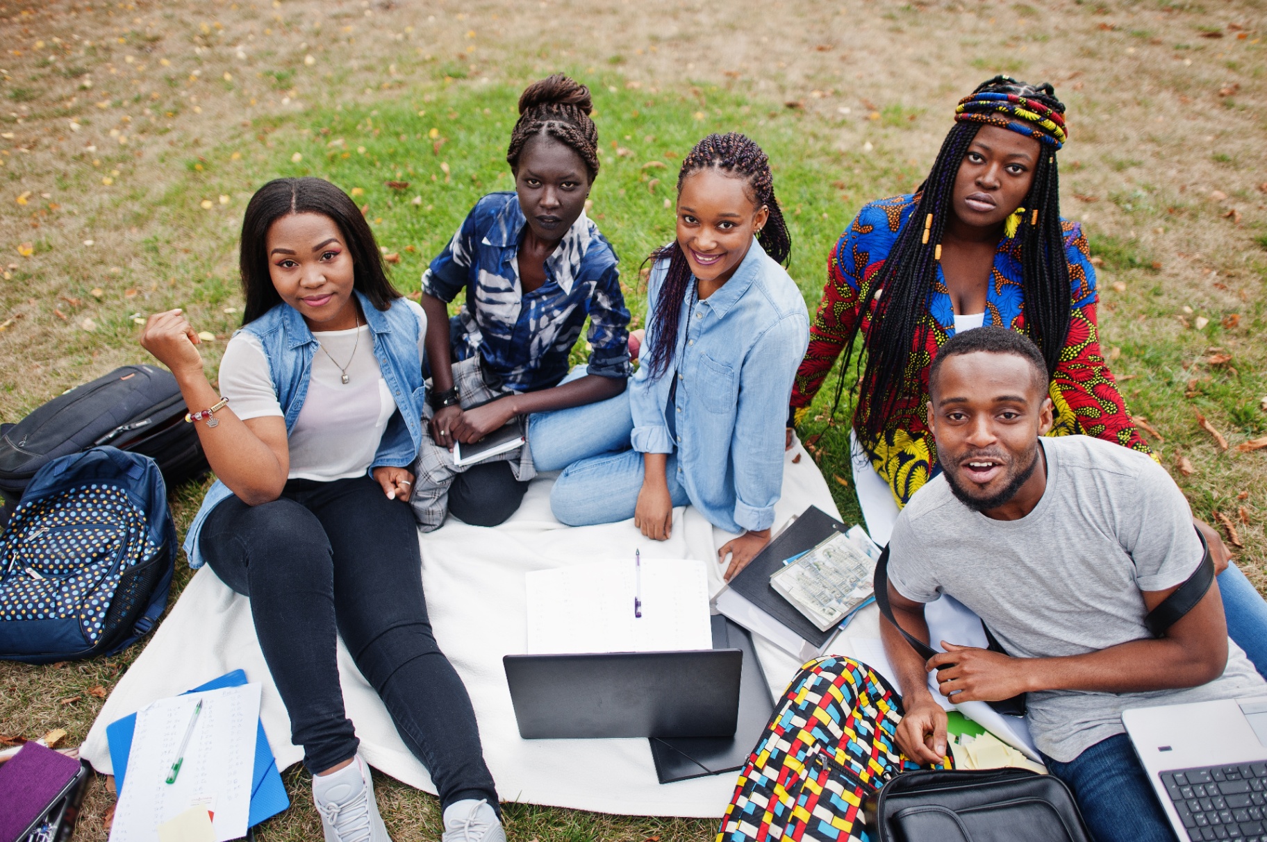 Étudiants burkinabè en groupe sur le campus
